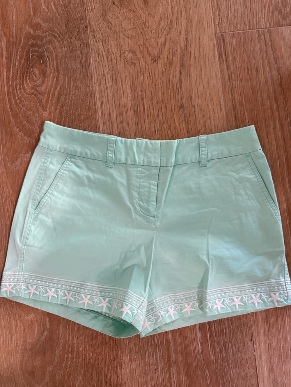 Vineyard Vines Mint Green Embroidered Hem Shorts - size 8. EUC